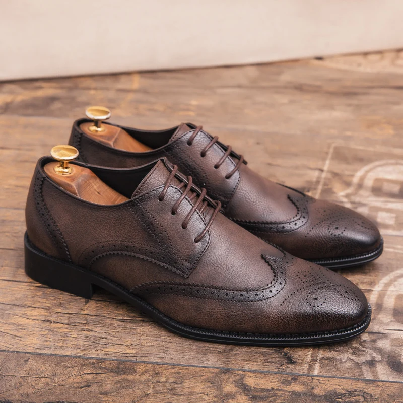 Lace-up casual leather shoes Men's wedding carved Brogues men's formal business pointed shoes Groom's leather