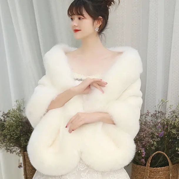 

Fox Fur Women Wraps Long Plush Tippet for Woman Large Luxury Scarf Cloak Party Dress Fluffy Fur Shawl Poncho Bride Jackets Q430