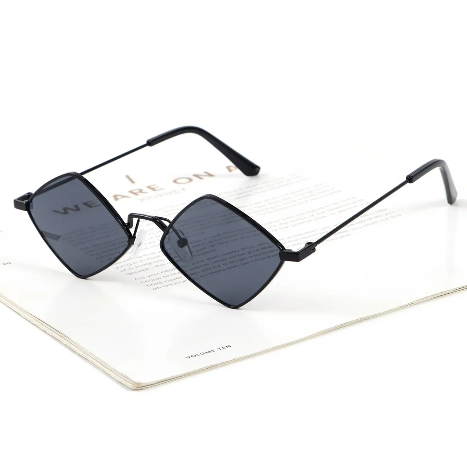 Chic Retro Diamond Sunglasses with Small Metal Frame & UV Protection