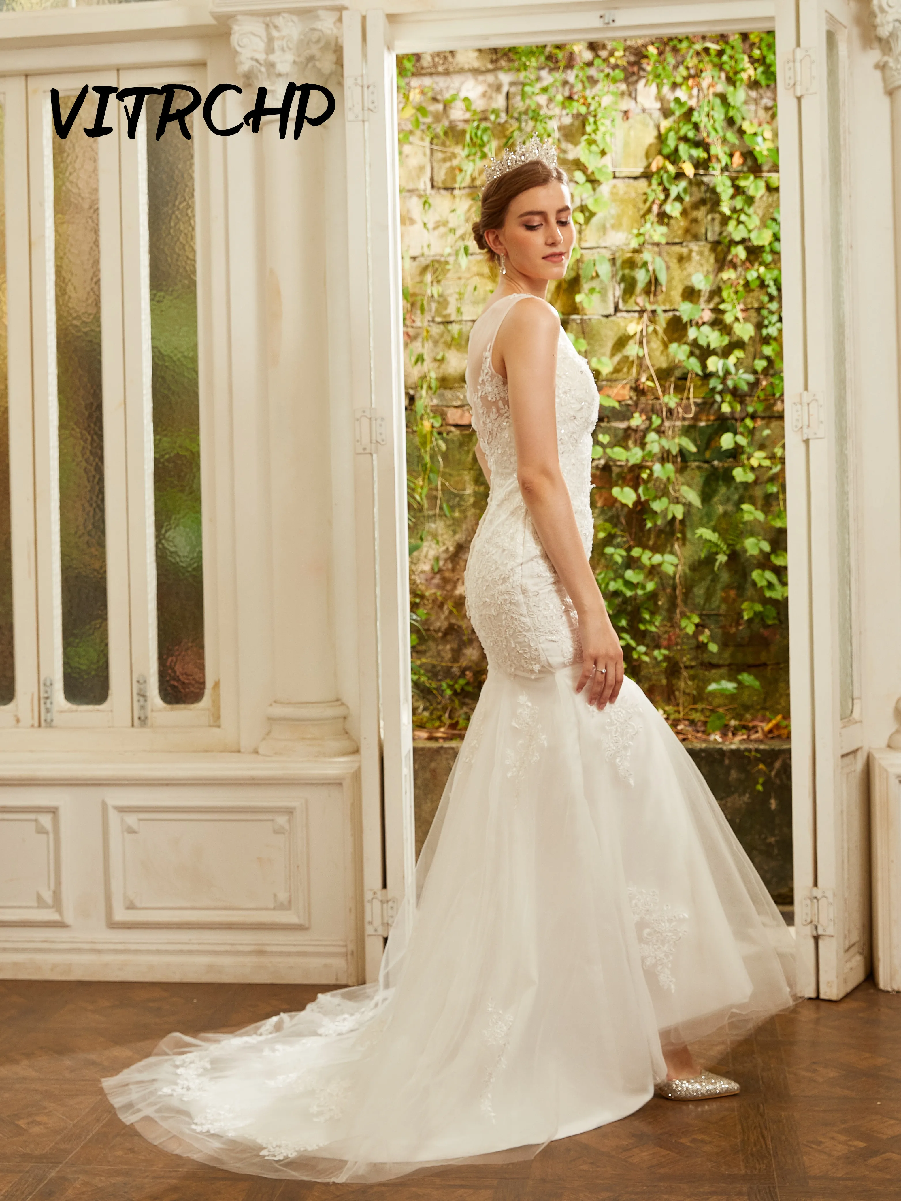 

Свадебное платье с каскадными оборками и глубоким V-образным вырезом