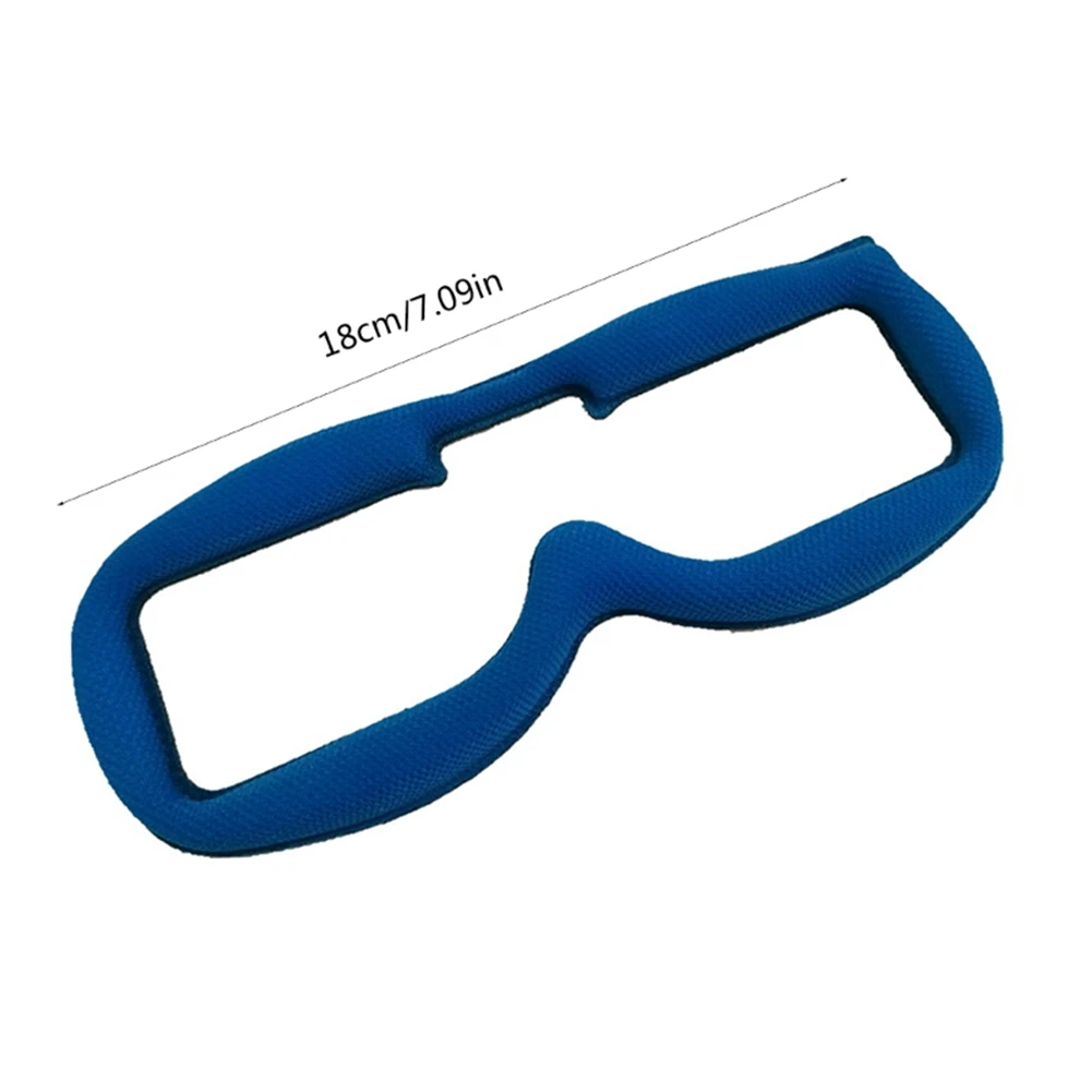 Coussinets en mousse Fatshark retirés de la lunette, montrant leur épaisseur et leur couleur bleue.