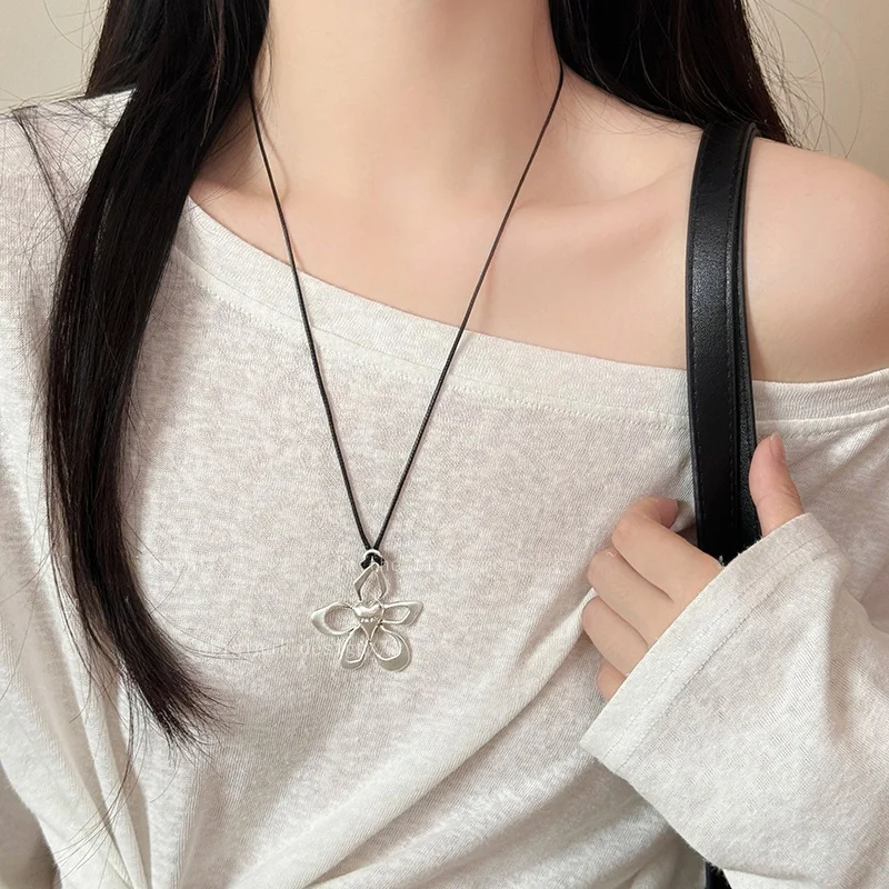 Korean Sle Hollow Flower Pendant Nelace Long Sweater Chain Adjustable Bla Rope for Women Sweet Girl Faion Jewelry