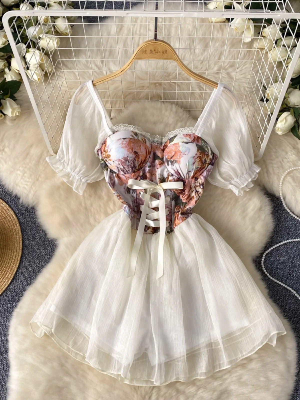 

Платье женское короткое с квадратным вырезом и пышными рукавами