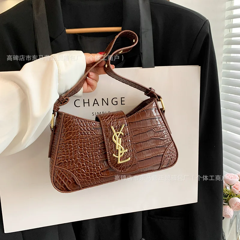 حقيبة كتف صغيرة منقوشة بملمس الحجر 2025