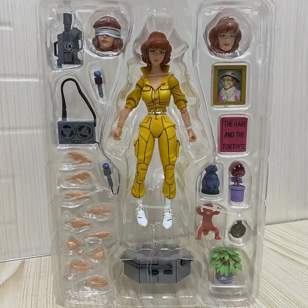 

7" Original In Stock Neca 54233 Yellow Clothes Female Reporter Version 2.0 Model Toy Journalists Anime Action Figure Collection