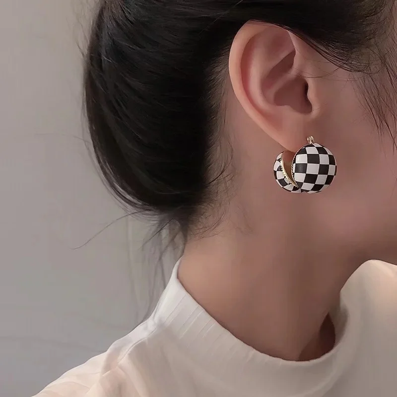 Korean Vintage Fashion Designer Earrings for Women 2021 New Jewelry White Black Button Lattice Pendientes