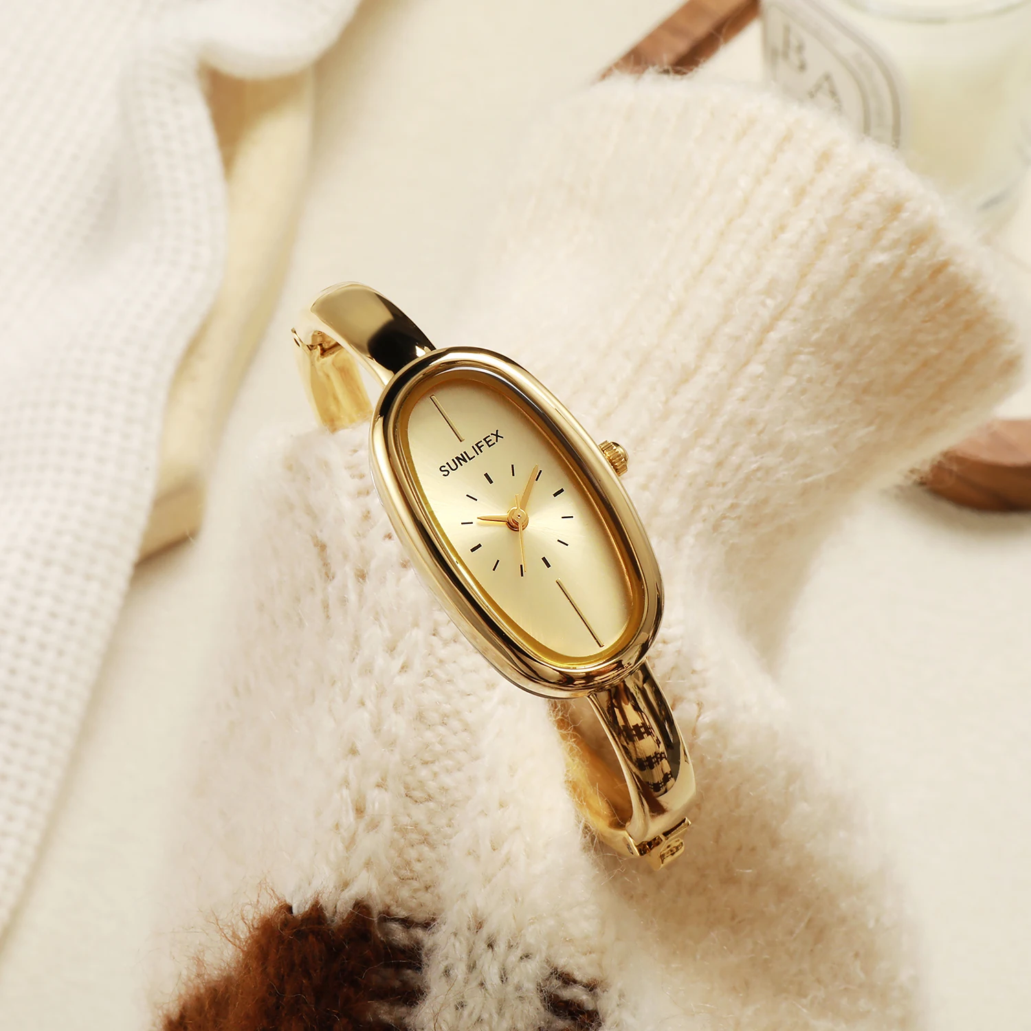 Luxury Women's Oval Dial Quartz Bracelet Watch - Elegant and Waterproof Design