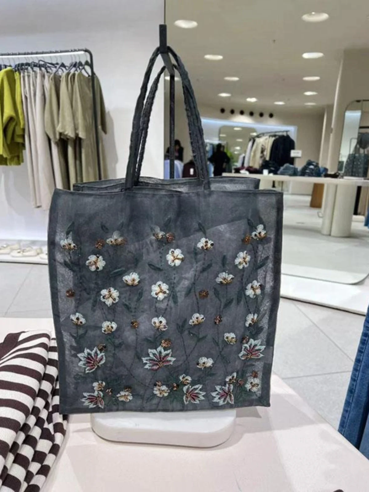 Hot Selling European And American Fashion Women's Bag New Mesh Full Hand Embroidered Flower Shoulder Bag Handbag Lace Tote Bag