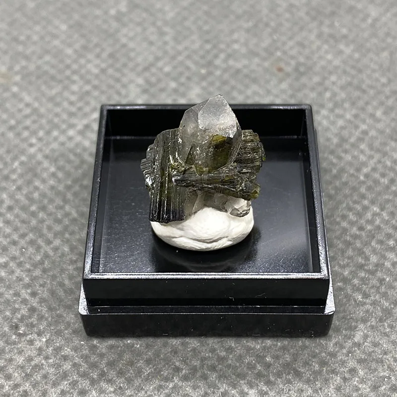 100%  Natural Green tourmaline Mineral Specimens Stones and Crystals Healing Crystal   +Box size:27*27*25 mm