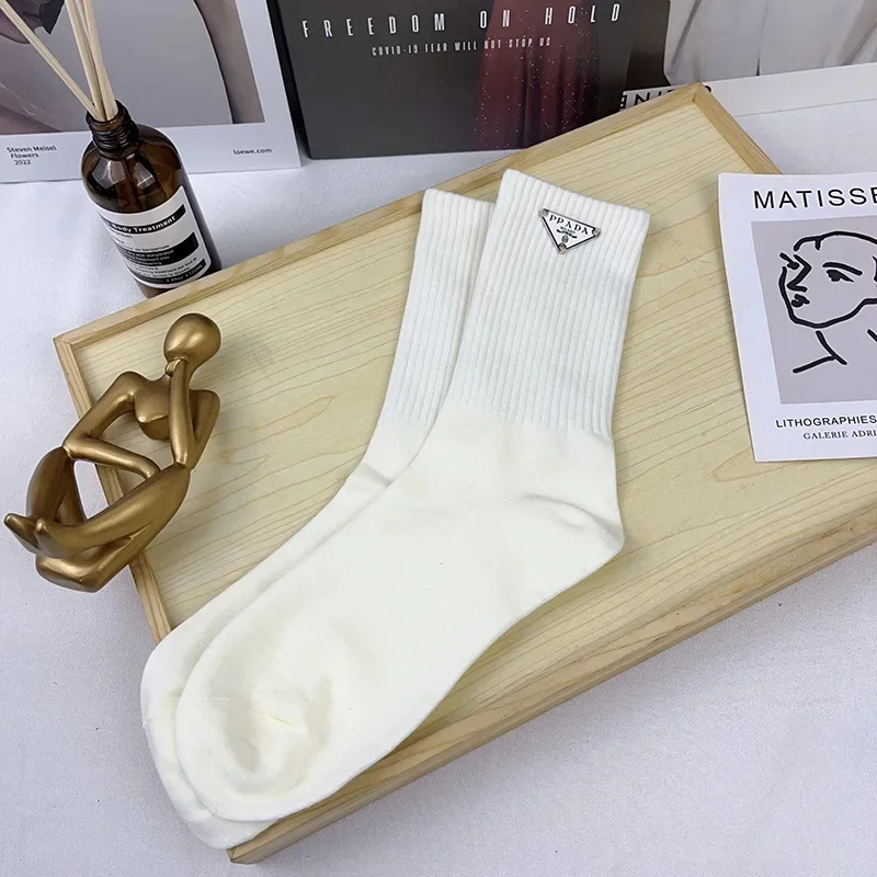 الكلاسيكية لون نقي أسود أبيض حرف P تسمية مثلث المأ...