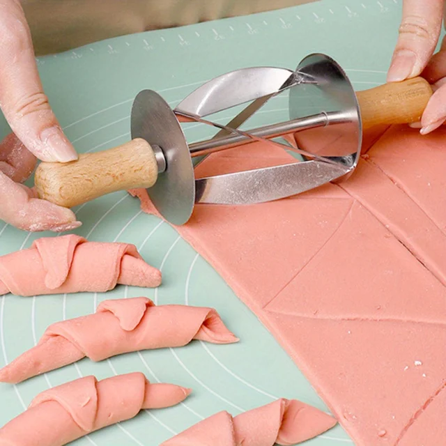 1PC For making croissant dough. It can be used as a slicer and a triangular dough wheel cutter for cutting and baking.