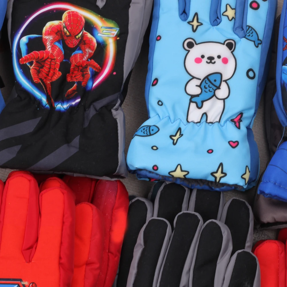 Winter Random children skiing gloves Outdoor cartoon windproof plush and thick insulation boys gloves 5-14Years 1pair winter gloves ski gloves