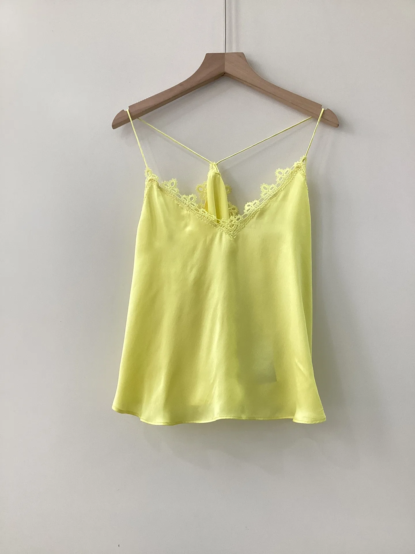 

2023 Summer New Ladies Lace Edge Solid Color Camisole
