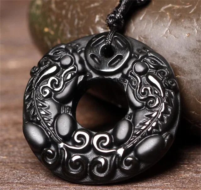 黒い石の彫刻ペンダント ネックレス