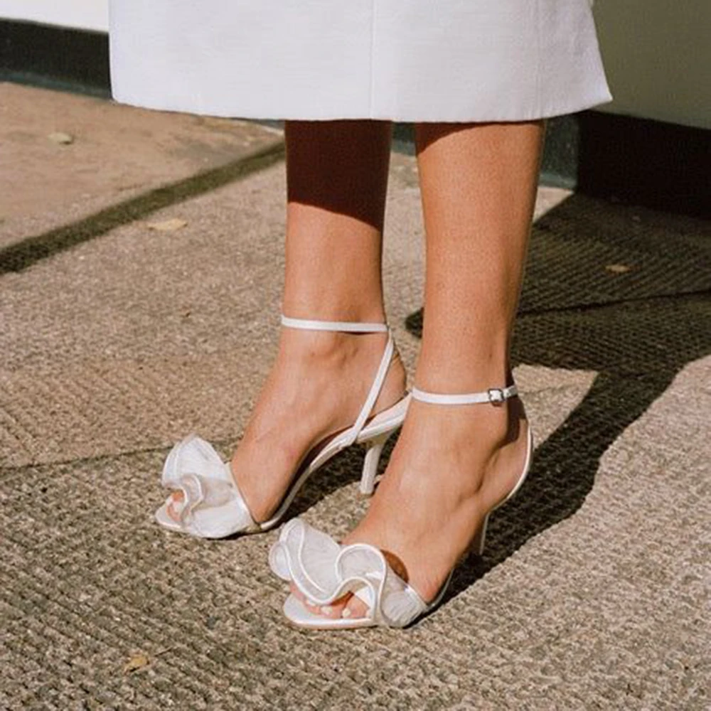 

Белые туфли на тонком высоком каблуке Классические атласные туфли на шпильке с оборками свадебные туфли сандалии с открытым носком и ремешком на щиколотке