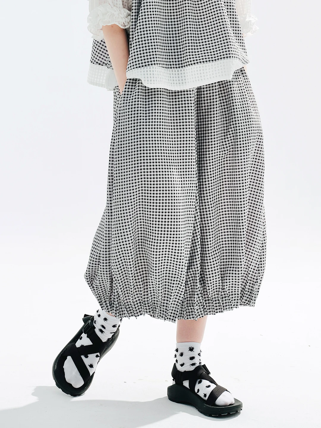 IMAKOKONI Original Design Black Plaid Elastic Waist Loose Crop Pants Casual Versatile Fashion Summer Harlan Pants Women's 234106