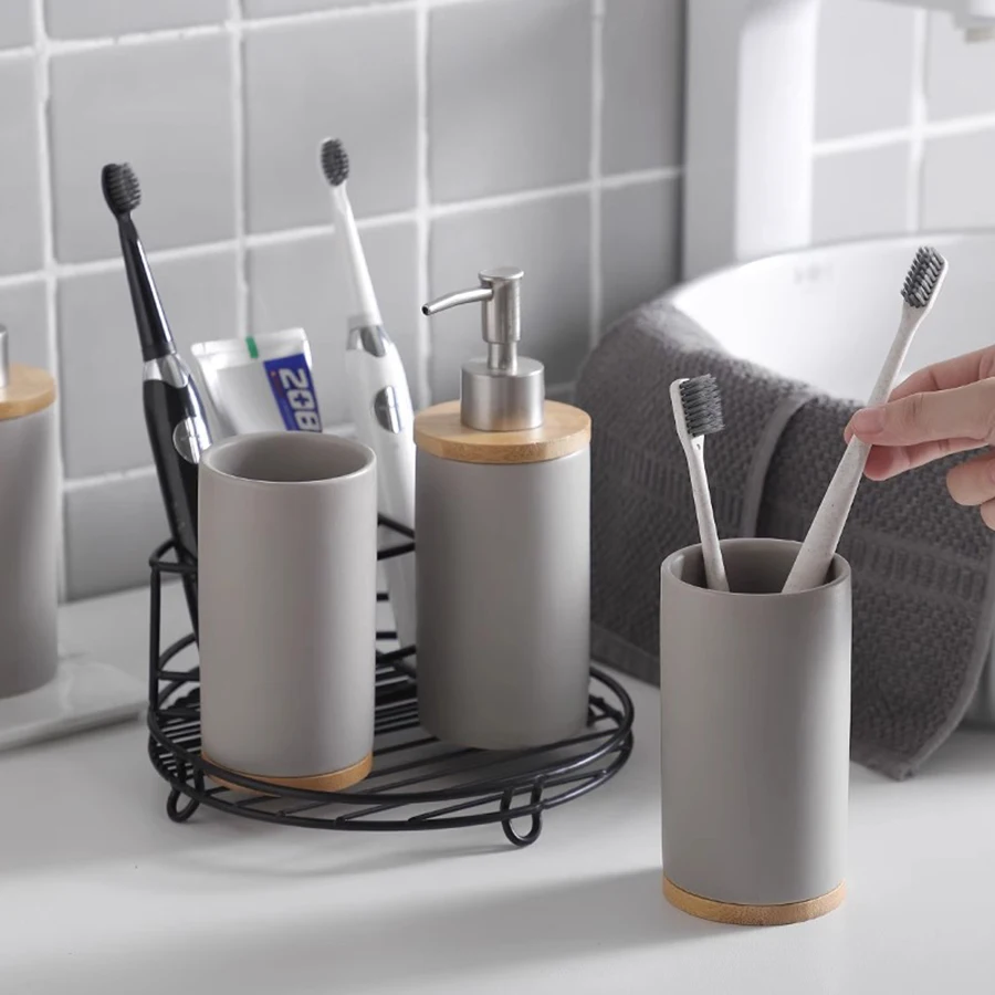 MisFox Set di 6 Accessori da Bagno, Accessori Bagno Set in bambù con Dispenser Sapone, Pattumiera, Portaspazzolino, Tazza da Denti, Spazzolino da Toilette e Portasapone,Grigio