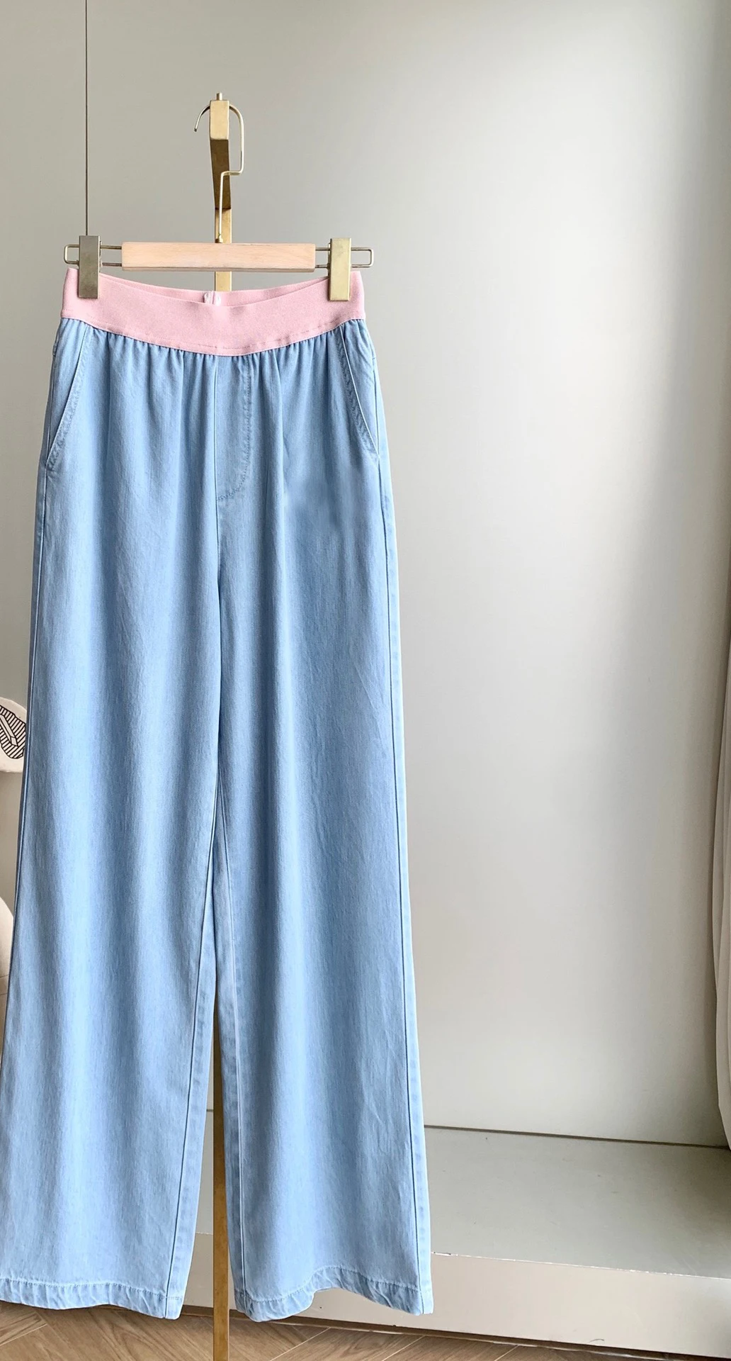 

2023High waist wide leg jeans rich retro flavor, version of the atmosphere is visually thin and tall