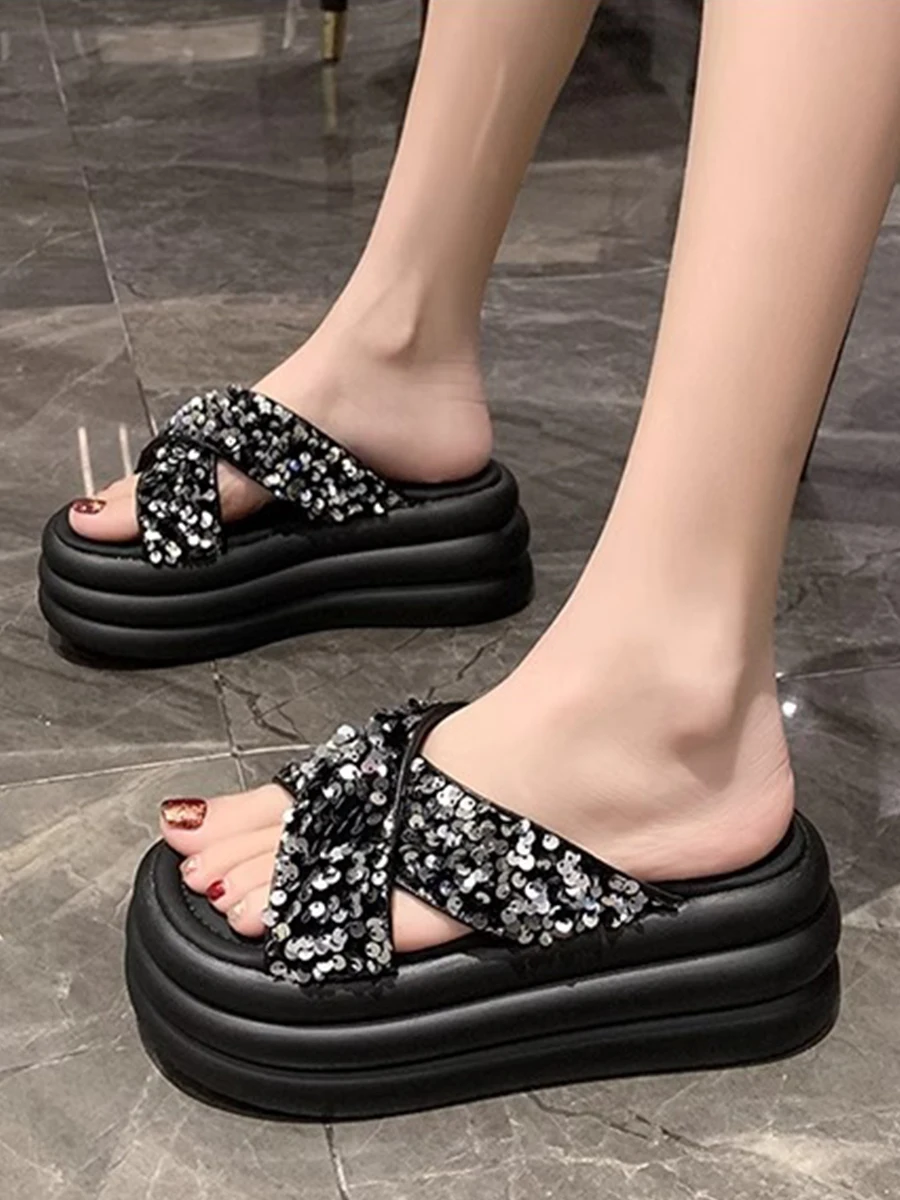 

Шлепанцы женские на низком каблуке, роскошные сандалии, пляжная обувь на платформе, мягкие дизайнерские, модные римские шлепанцы из искусственной кожи с расширяющимся книзу каблуком, лето 2024