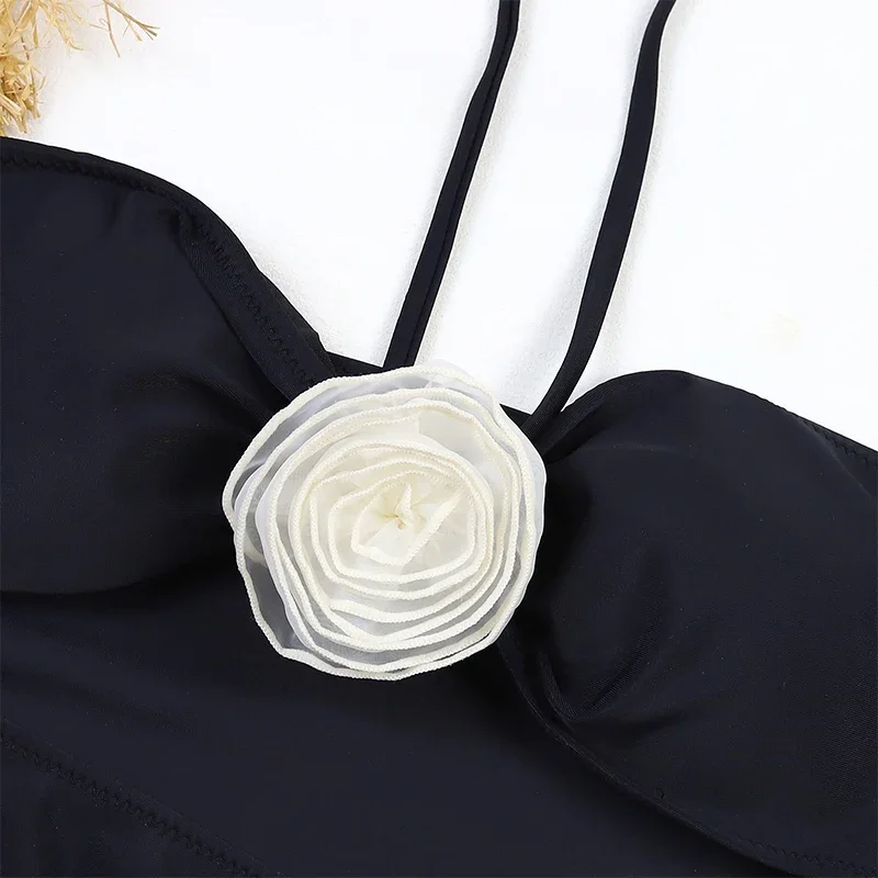 Рисунок 6 - Цельный купальник с объемными цветами