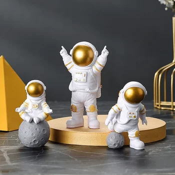 4PCS Astronaut Figurines Plastic Spaceman Moon Sculpture Decorative Cosmonaut Statues Miniatures Gift for Kids Toy Home Decor