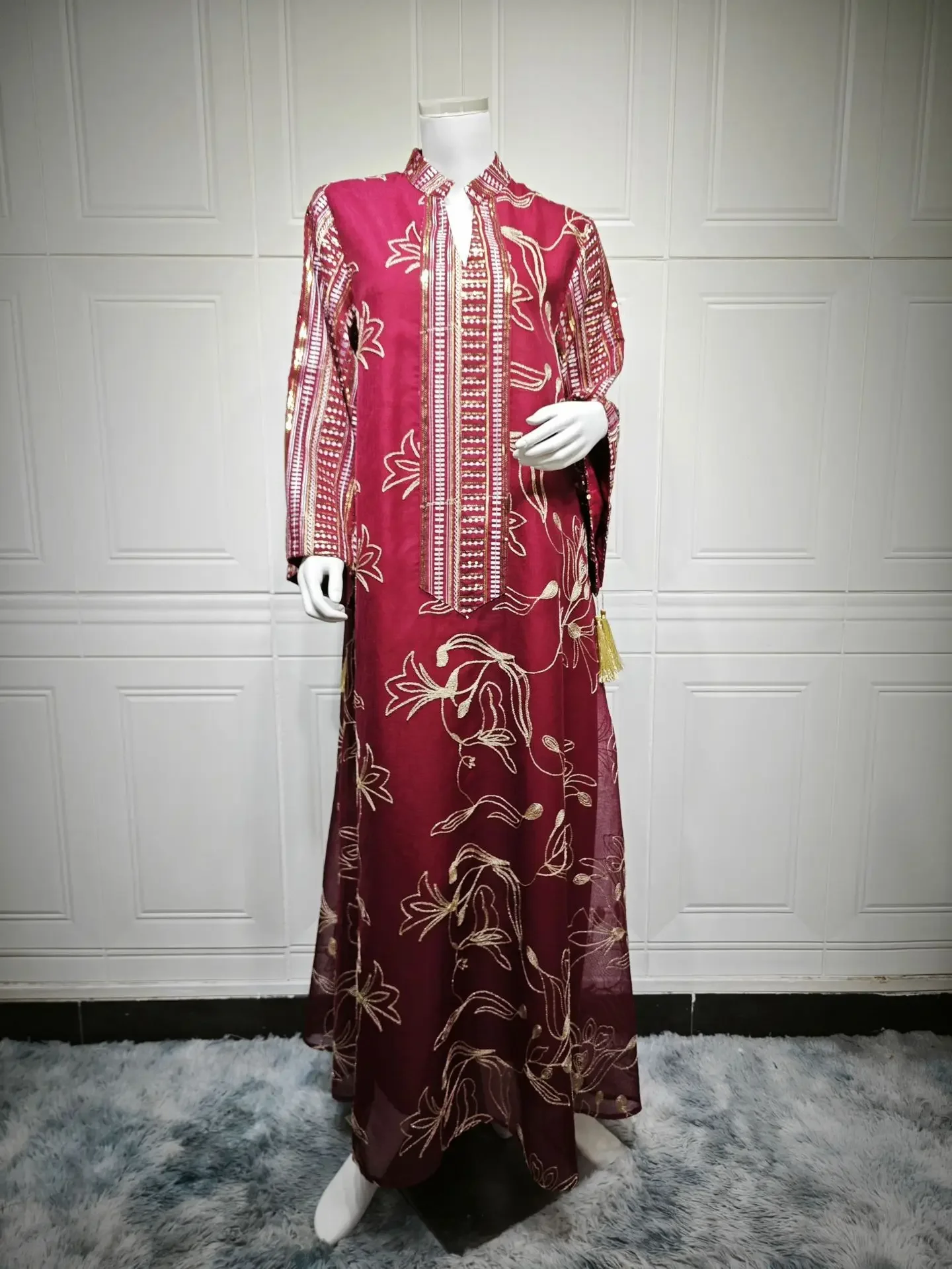 جلابية طويلة بنقوش ناعمة وأكمام واسعة