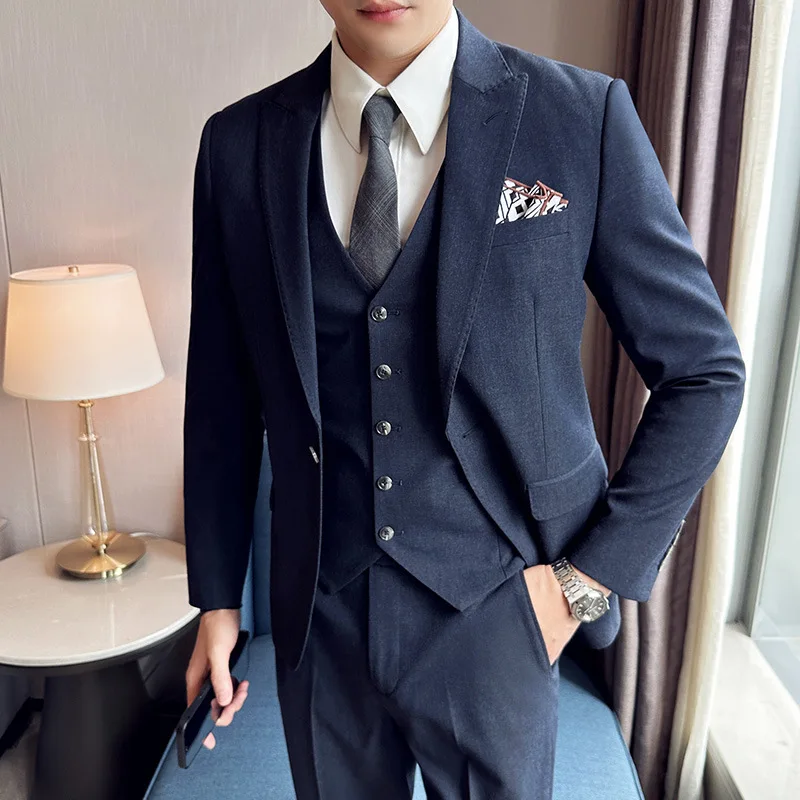 

4720 Business formal striped peak lapel suit