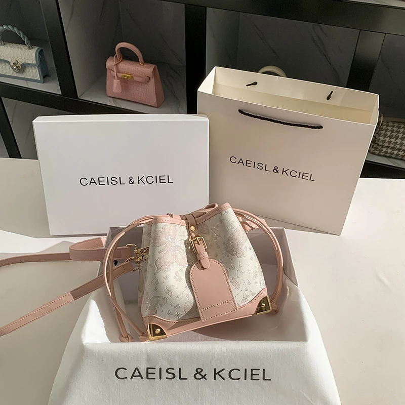 حقيبة دلو نسائية أنيقة باللون الوردي، تتميز بطبعة...