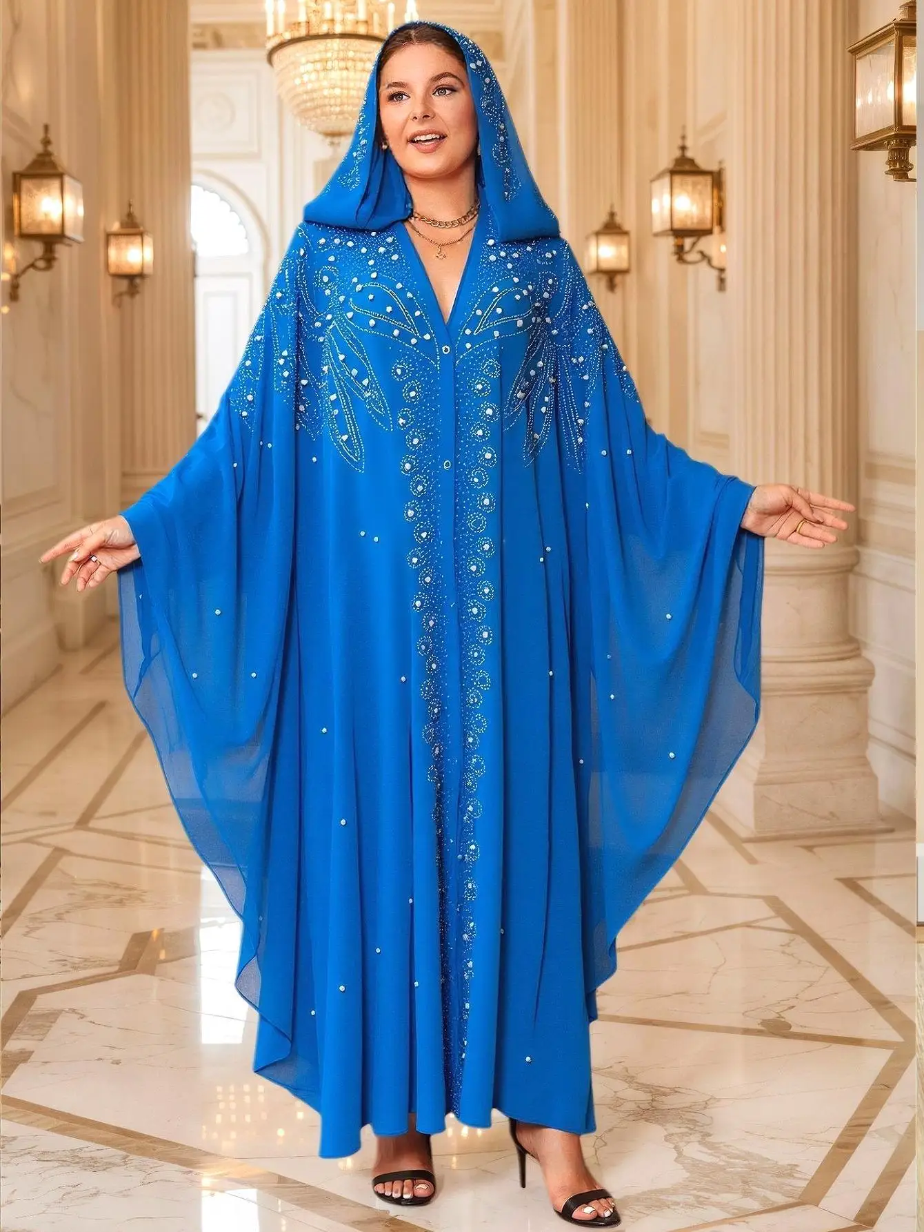 جلابية مطرزة بغطاء رأس