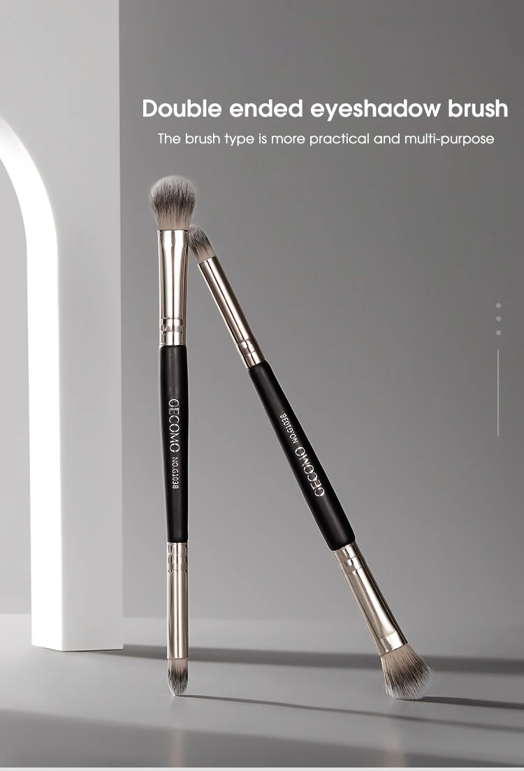 Double Headed Eyeshadow Brush Image 1