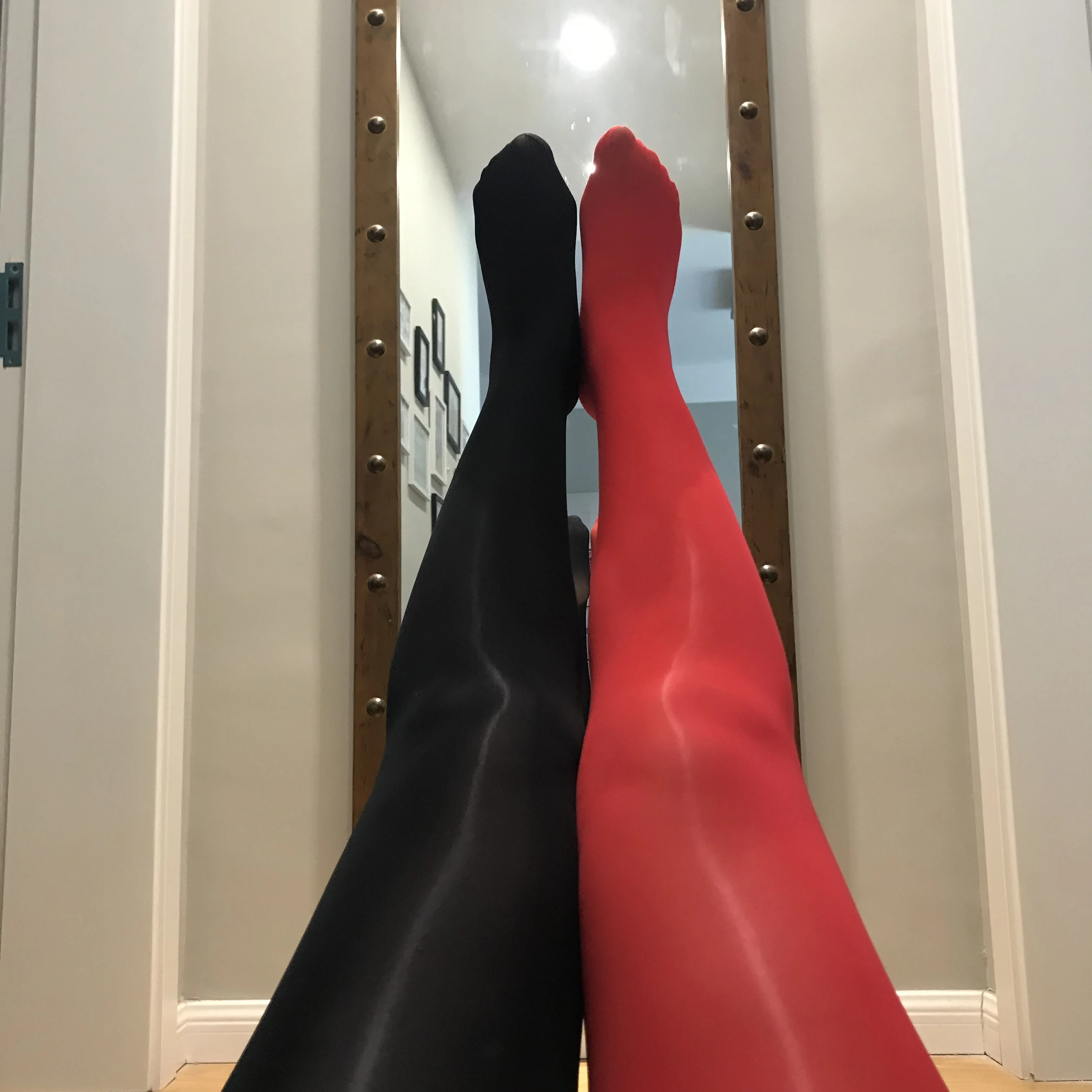 2025, zweifarbige, glänzende Damenstrumpfhose mit Ölfüßen, heller Schimmer, geteilte Farbstrumpfhose, asymmetrische Strumpfhose, Duo-Strumpfhose, zweifarbige Strumpfhose – Detail 7