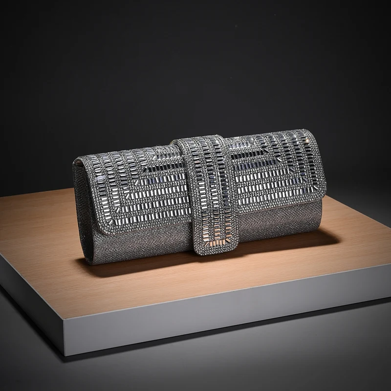 حقيبة يد نسائية فاخرة، فضية اللون، مزينة بأحجار ال...