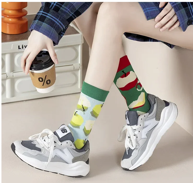 Neue kreative Paar AB asymmetrische trendige Socken modische personalisierte trendige Cartoon-Jacquard lange Röhren-Baumwollsocken – Detail 21