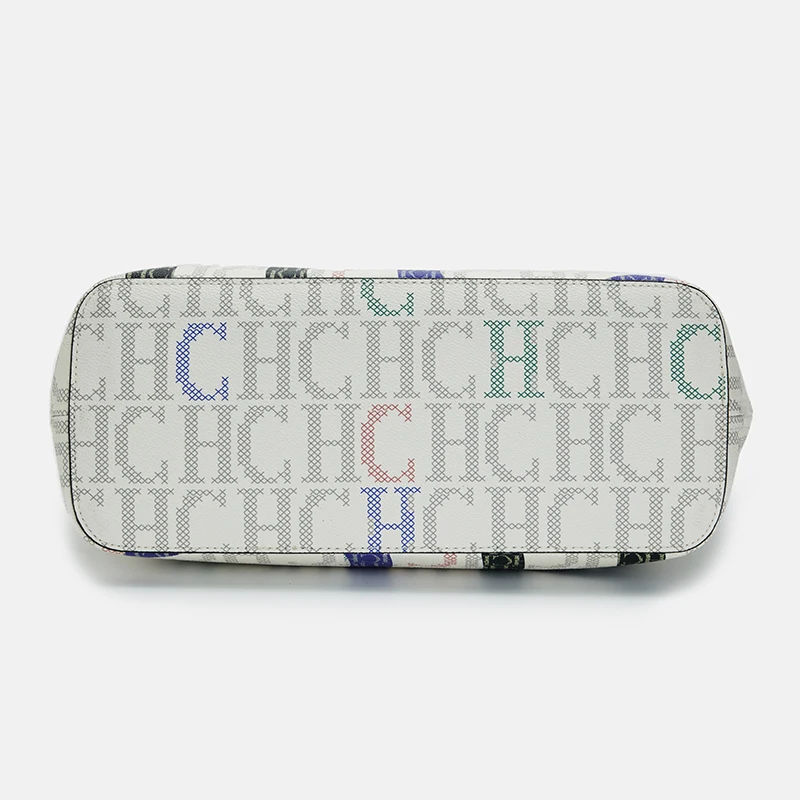 حقيبة كتف نسائية فاخرة من علامة CH التجارية، تتميز...