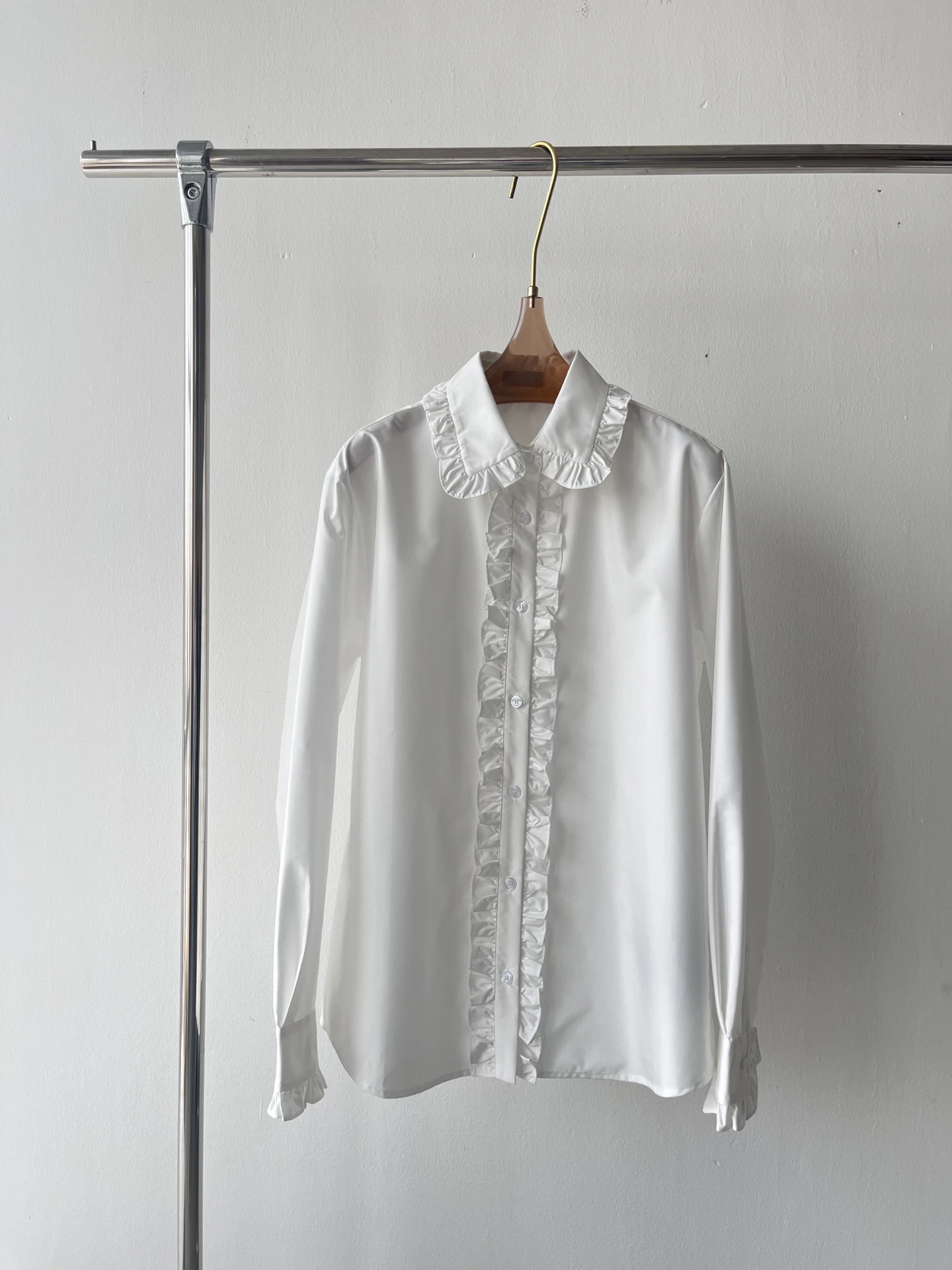 

Early spring new ruffled shirt customized pearl fritillary button, the upper body clean and crisp