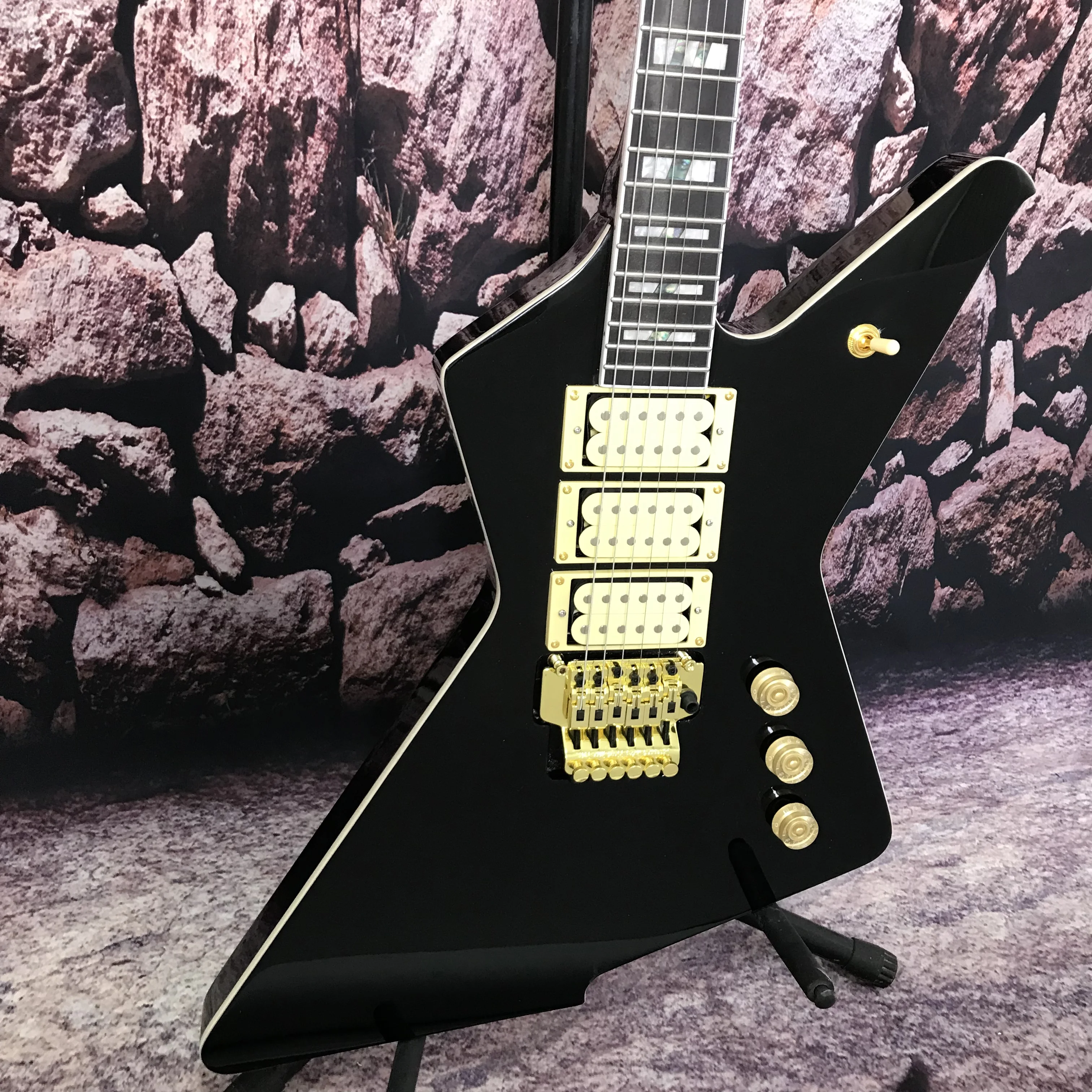 Factory customization electric guitar 3 pickups tremolo system High quality guitar Free delivery