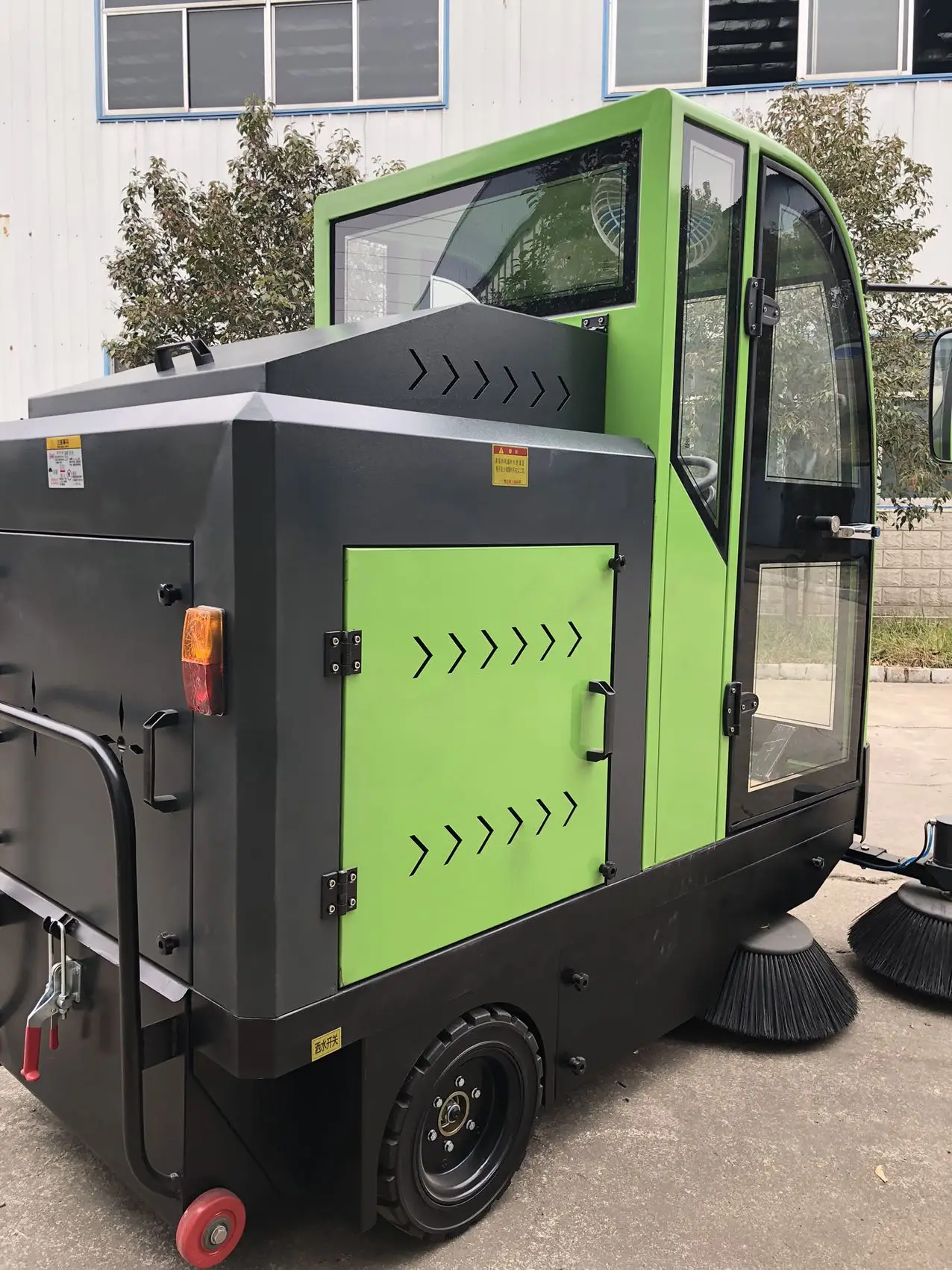 Рисунок 3 - Многофункциональная уборочная машина