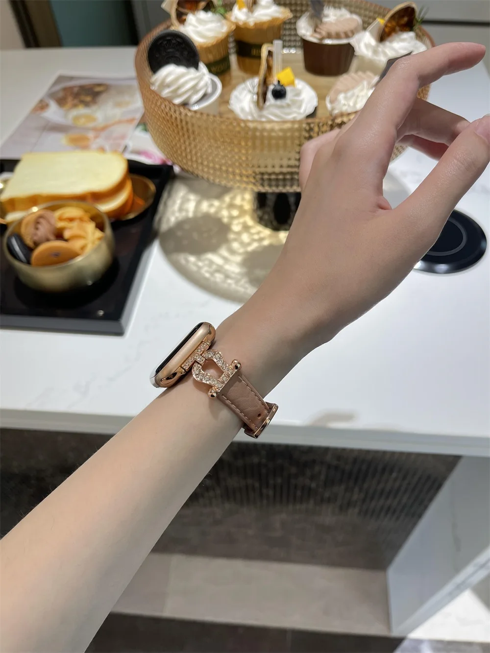 Diamond Leather strap for Apple Watch Band 44mm 45mm 38-42-40-41mm Luxury design Bracelet iwatch series 8 7 SE 6 5 4 Ultra 49mm