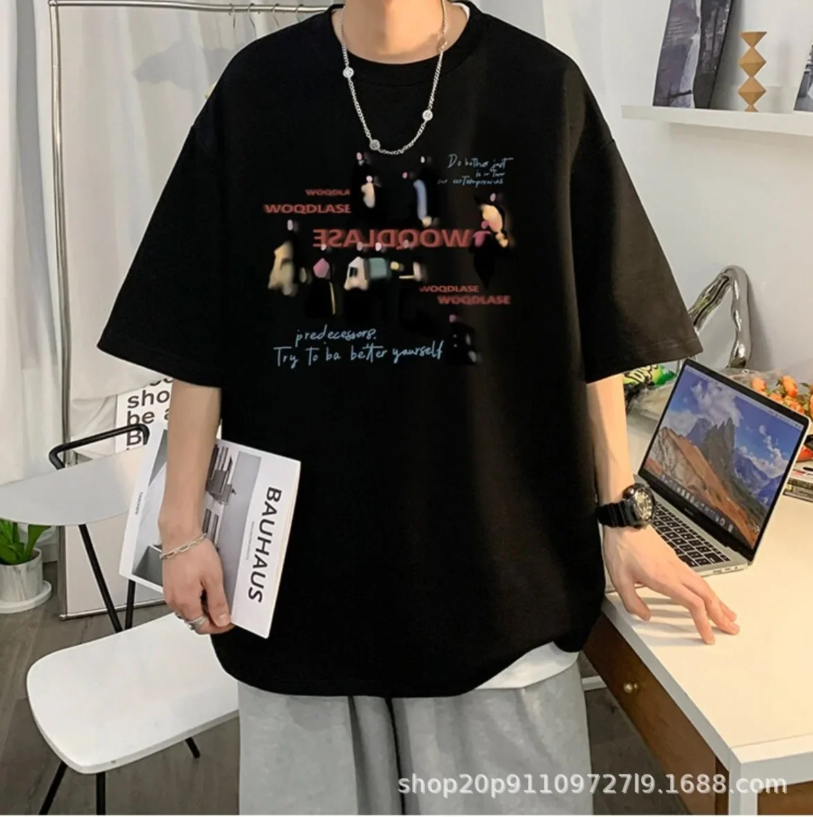 فضفاض عصري قصير الأكمام الرجال تي شيرت تنفس الكرتون طباعة الصيف أزياء عارضة أعلى نصف كم هونغ كونغ نمط المحملة