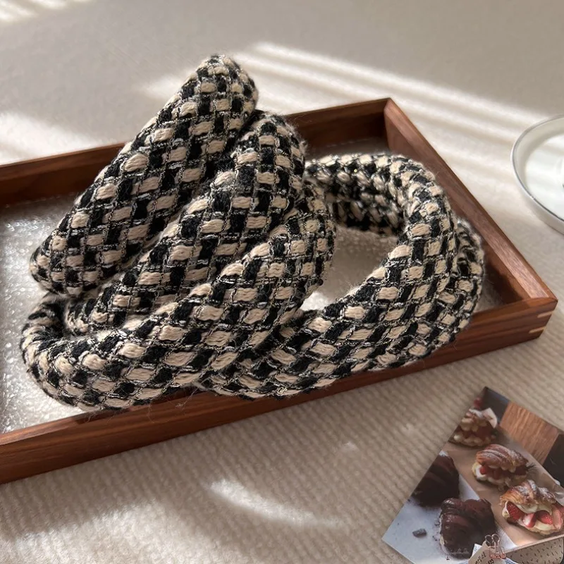 

2023 Winter New Trend Woven Plaid Wide Edge Hair Hoop Birthday Party Creative Headband Women's Elegant Hair Accessories Gift
