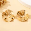 Une paire de boucles d'oreilles en métal rondes irrégulières, bijoux