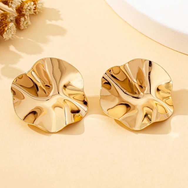 Une paire de boucles d'oreilles en métal rondes irrégulières, bijoux