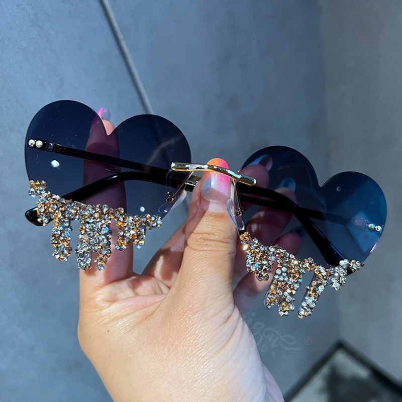 

2023 Fashion Designer Heart sunglasses women Retro Remiless Bling Personality Sunglasses Party UV400 Eyewear lentes de sol mujer