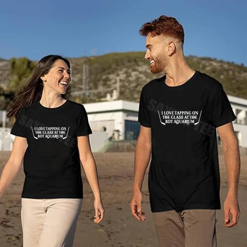 T-Shirt mit lustigem, sarkastischem Humor-Zitat: 'Ich liebe es, an das Glas zu klopfen beim Boy Aquarium' - Witziges Design mit Buchstaben-Aufdruck