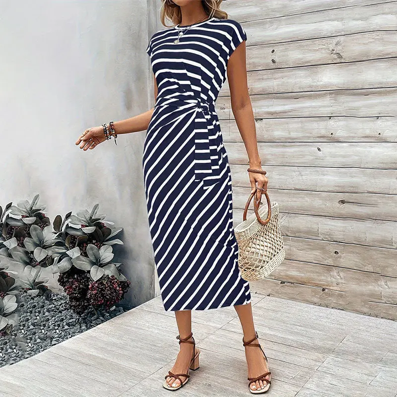 Elegantes und elegantes, gestreiftes, kurzärmliges, langes Sommerkleid für Damen mit Taillenträgern und Rundhalsausschnitt