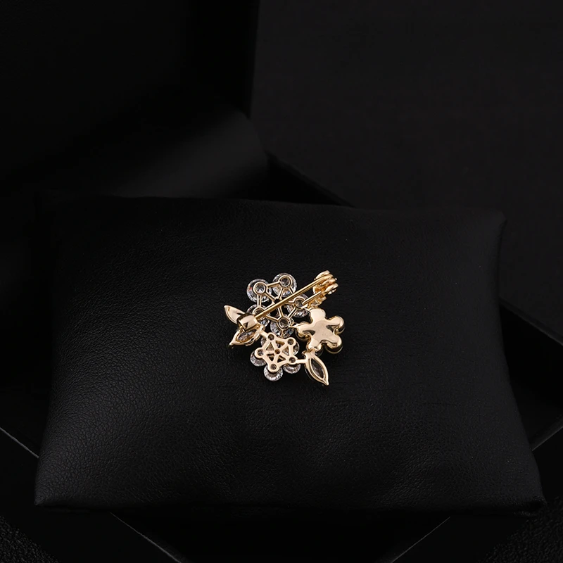 Luxury Crystal Flowers Small Brooch Suit Jacket Neckline Fixed Accessories Japanese Versatile Anti-Exposure Buckle Jewelry Pins