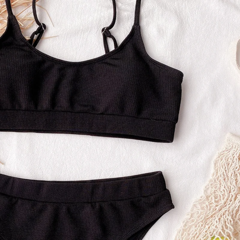 Рисунок 6 - Женские бикини в рубчик с глубоким