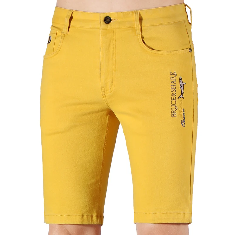 ①New Summer Men&lsquo;s Yellow Jeans Shorts Fashion Embroidery Bruce&Shark Straight Stretch Denim Shorts Men Ripped Knee Length Jeans
