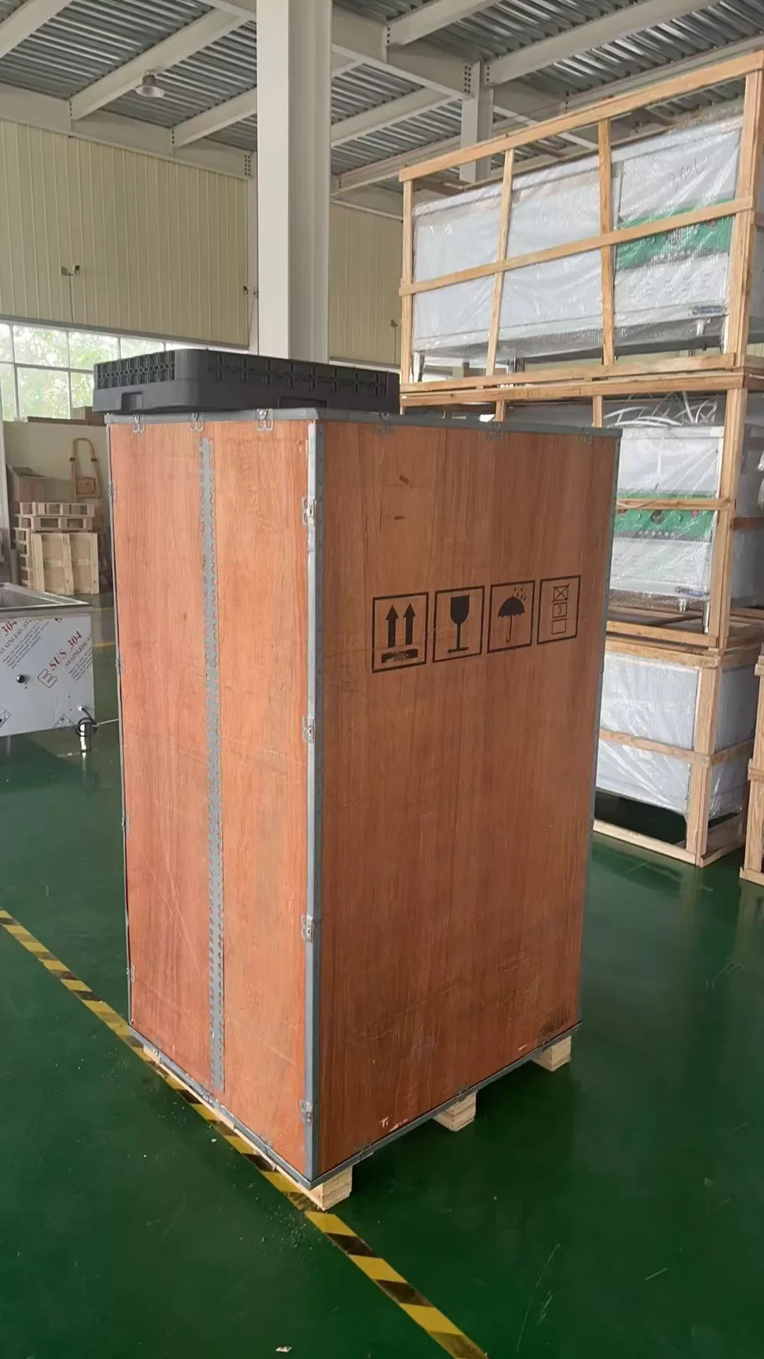 Luxury Double Door Wine and Beverage RefrigeratoWine and Beverage Refrigerator Three Door Upright Refrigerator