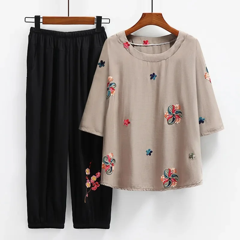 2024 Summer New Middle-aged Elderly Women's Ethnic Style Embroidery Three Quarter Sleeve T-shirt Set, Mother's Western-style Top